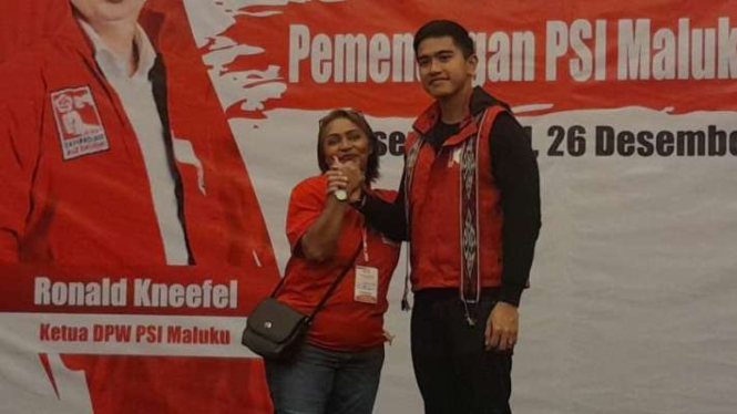 Ketua Umum PSI Kaesang Pangarep bersama kader PSI Maluku, di Ambon, Selasa, 26 Desember 2023.