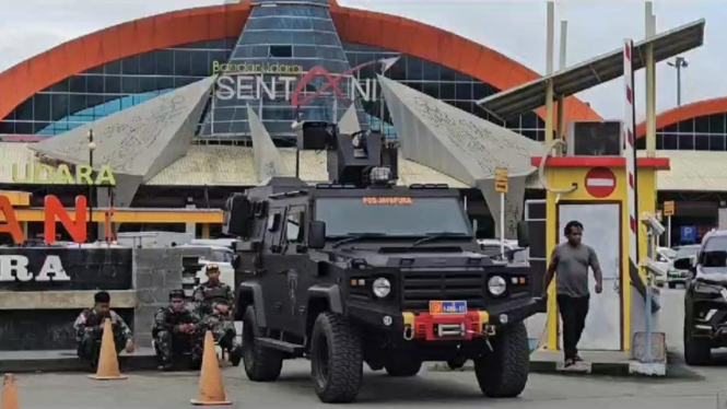 Mobil taktis TNI AU ditempatkan di Bandara Sentani, Jayapura