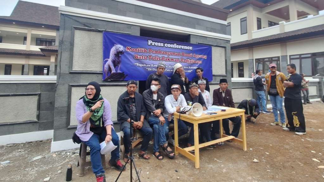 Sejumlah budayawan Sunda di Bogor menggelar demonstrasi di bangunan museum Bumi Ageung Batutulis Pakwan Padjadjaran di depan Istana Batu Tulis, Kota Bogor, Jawa Barat, Selasa, 26 Desember 2023.