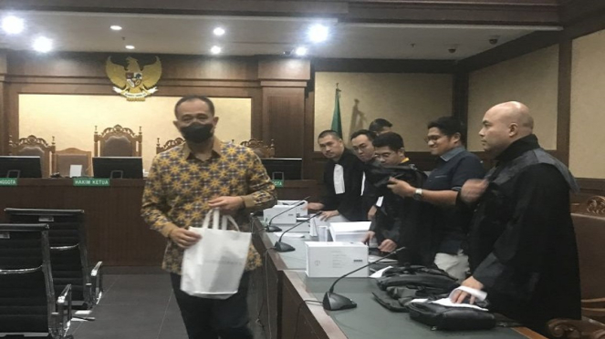 Mantan pegawai pajak Rafael Alun Trisambodo pakai batik menjalani sidang pledoi