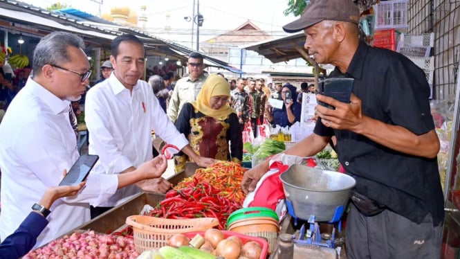Presiden Jokowi cek harga bahan pokok di Pasar Rogojampi.