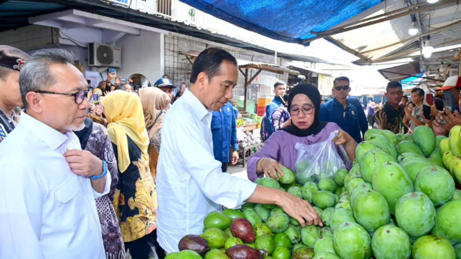 Presiden Jokowi cek harga bahan pokok di Pasar Rogojampi.