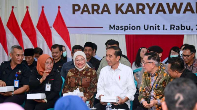 Jokowi makan siang dengan para karyawan pabrik Maspion.