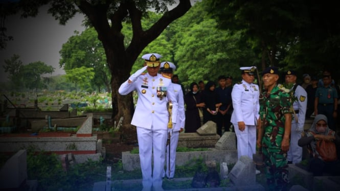 VIVA Militer: Prosesi pemakaman militer Letkol Laut (P) Khairul Anwar.