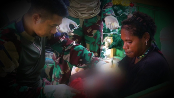 VIVA Militer: Dokter Pasukan Pandawa Kostrad TNI tolong Yanggi.