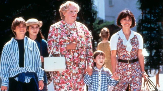 Robin Williams berperan sebagai Mrs Doubtfire (tengah).