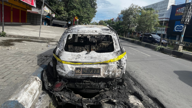 Mobil polisi dibakar massa saat arak-arakan jenazah Lukas Enembe