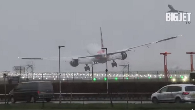 Pesawat American Airlines tersapu badai saat mendarat di Bandara Heathrow 