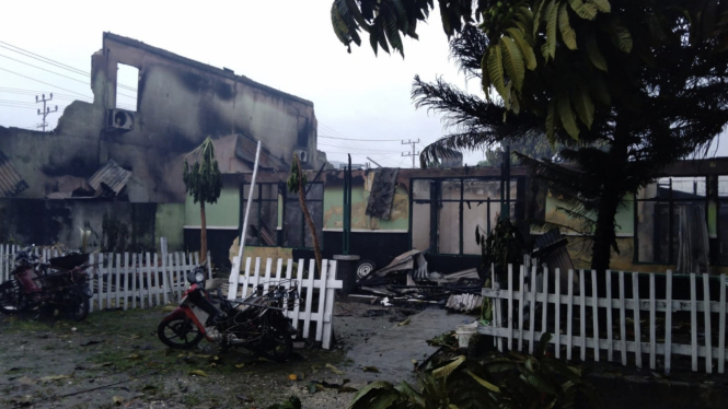 VIVA Militer: Sejumlah bangunan Rumdis Pejabat Korem 172/PWY ikut dibakar warga