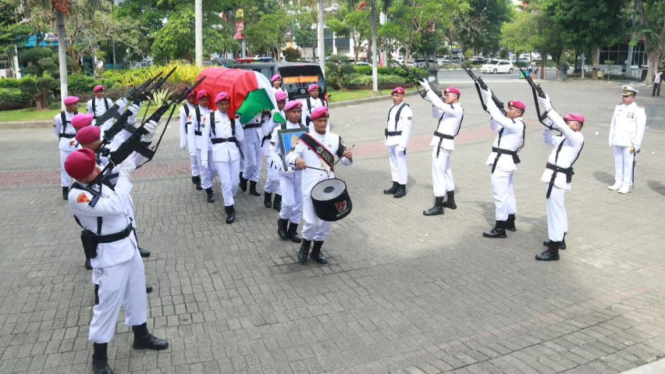 VIVA Militer: Prosesi pemakaman militer Sertu Prajitno.