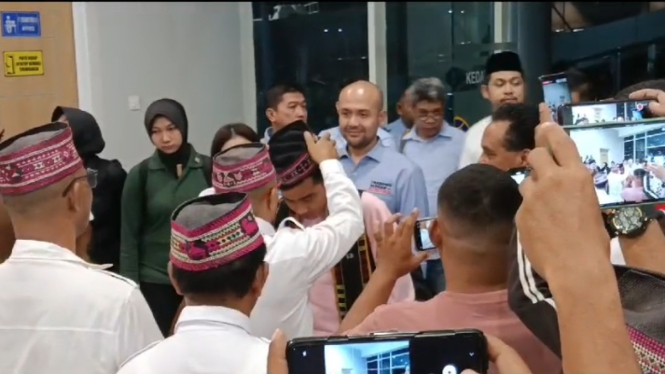 Gibran Rakabuming Raka dipakaikan songkok, topi Manggarai saat diterima di Bandara Komodo Labuan Bajo