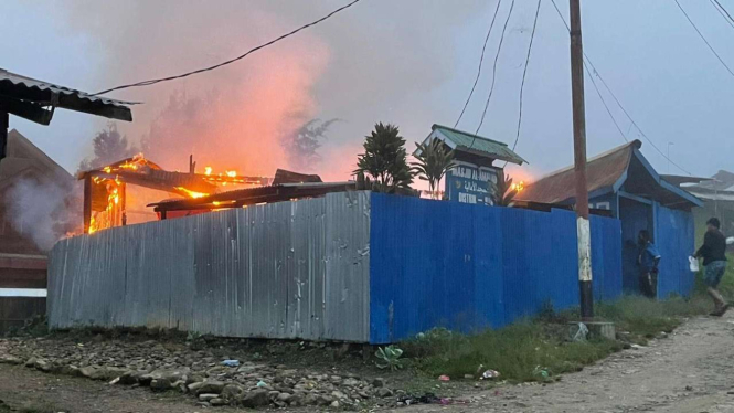 Kobaran api yang membakar Masjid di Puncak Jaya