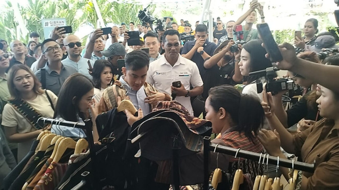 Gibran Rakabuming Raka meninjau produk UMKM di Labuan Bajo
