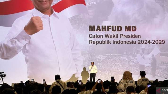 Calon wakil presiden nomor urut 3 Mahfud Md saat memberikan sambutan dalam acara Konsolidasi Akhir Tahun Tim Pemenangan Nasional (TPN) dan Relawan Ganjar-Mahfud di Djakarta Theater, Jakarta, Sabtu, 30 Desember 2023.