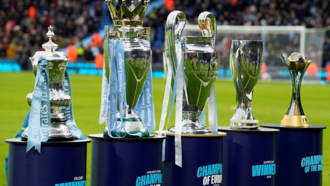 Manchester City memamerkan lima trofi yang diraih sepanjang 2023
