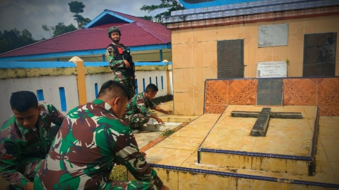 VIVA Militer: Prajurit TNI Yonif 133 di makam pembawa injil pertama.