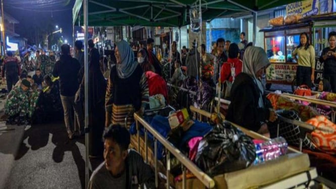 Pasien RSUD Kabupaten Sumedang dipindahkan ke Jalan Raya pascagempa bumi.