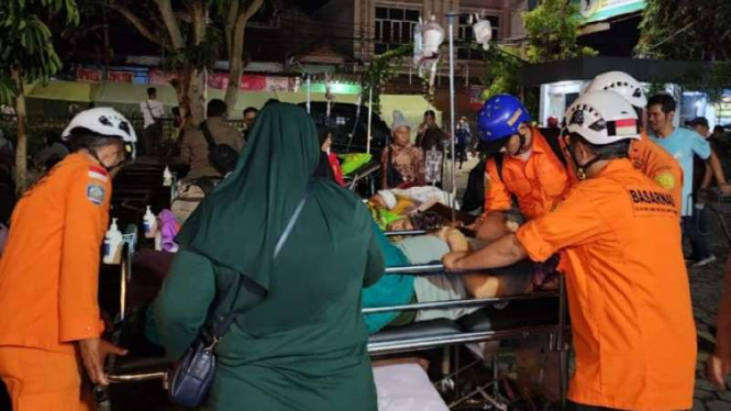 Ratusan pasien RSUD dievakuasi akibat Gempa Sumedang.