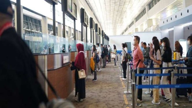 Pemeriksaan Imigrasi di Bandara Soekarno Hatta, Tangerang.