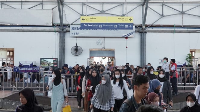 Tren de pasajeros en la estación de Semarang Tawang durante la Navidad 2023/2024