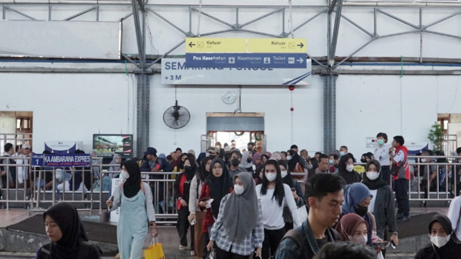 Penumpang kereta api di Stasiun Semarang Tawang pada libur Nataru 2023/2024