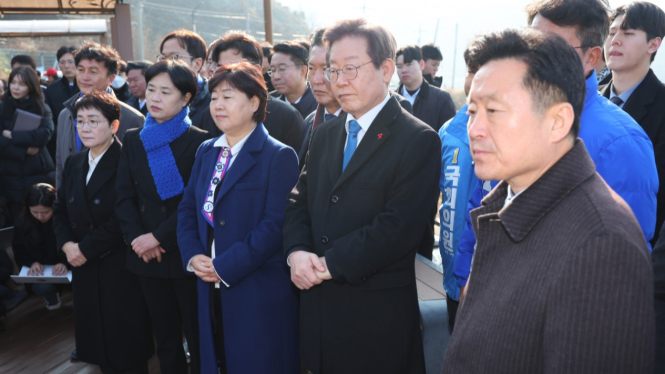 Pemimpin oposisi Korea Selatan (Korsel), Lee Jae-myung, (tengah).