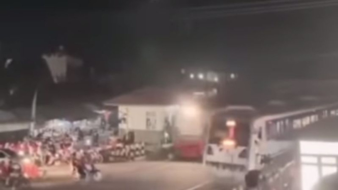 Viral! Terobos Palang Pintu, Pemotor di Deliserdang Tewas Tertabrak Kereta Api