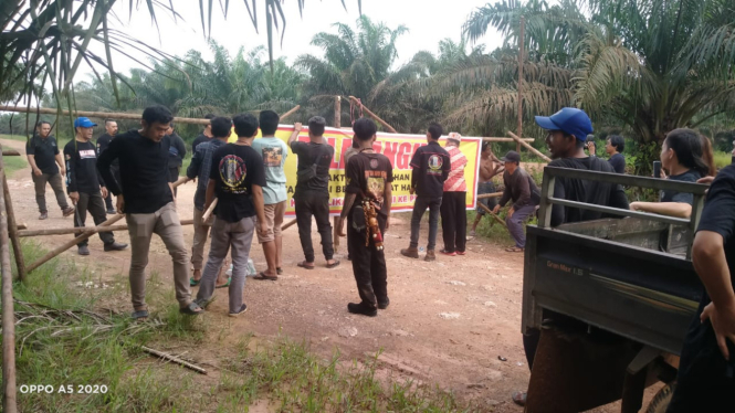 Sekelompok masyarakat segel PT MAS, Kabupaten Mempawah, Kalbar