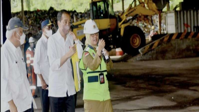 Presiden Joko Widodo saat meninjau TPST RDf Cilacap.