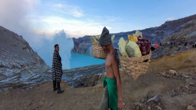 Seorang penambang belerang Kawah Ijen Banyuwangi, Jawa Timur.