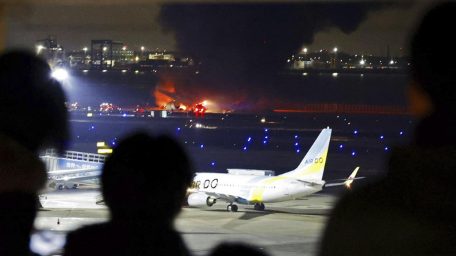 Kecelakaan Pesawat Japan Airlines di Bandara Haneda Tokyo Jepang