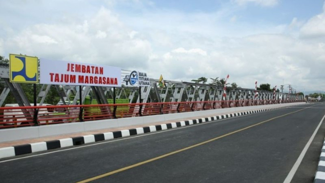 Jembatan Tajum Margasana sepanjang 150 meter merupakan Jembatan Callender Hamilton yang menghubungkan Kabupaten Banyumas dengan Kabupaten Cilacap, Jawa Tengah. 