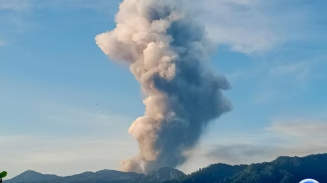 Gunung Dukono meletus lontarkan abu setinggi 4.000 meter.