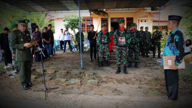 VIVA Militer: Prosesi pemakaman militer almarhum Letkol inf Koesnarko.