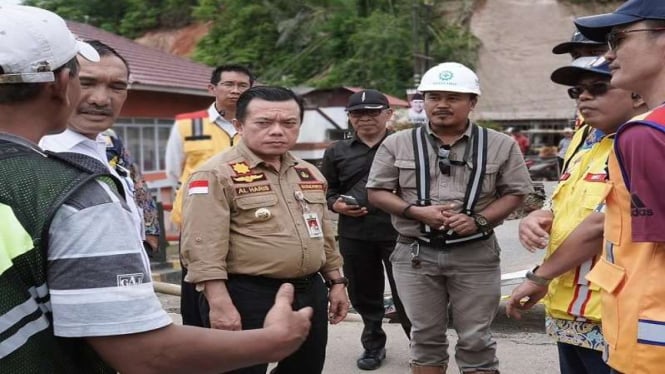 Gubernur Jambi Al Haris meninjau jembatan Temiai di Kerinci yang patah 