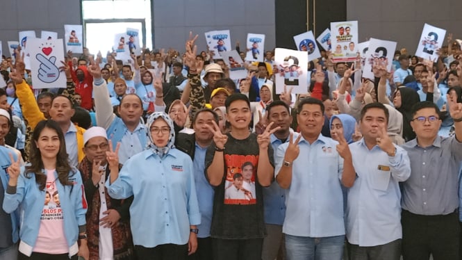 Kaesang bersama relawan dan Tim Kampanye Daerah (TKD) Kabupaten Serang, Banten