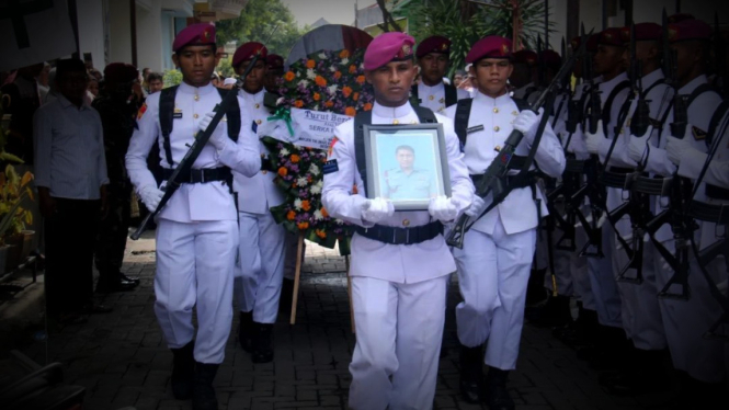 VIVA Militer: Prosesi pemakaman militer Serka Marinir Nur Faizin