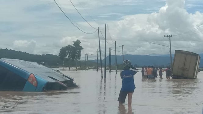 Bus Masuk Sawah di Tengah Banjir Kerinci