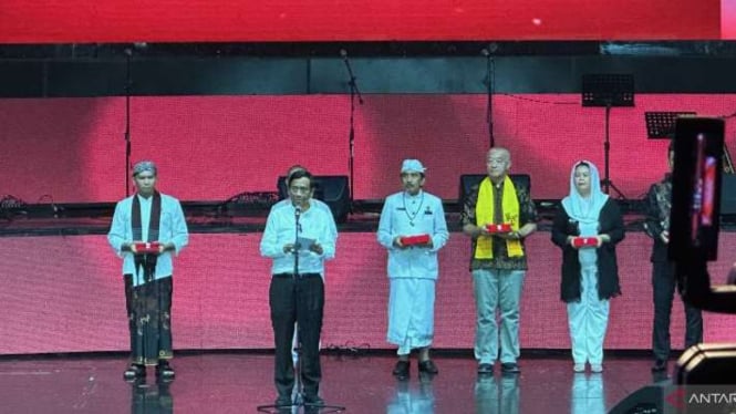 Menteri Koordinator Bidang Politik, Hukum, dan Keamanan Mahfud Md (kedua kiri) saat memberikan pidato sambutan dalam Konser Lilin Putih di Balai Sarbini, Jakarta, Rabu, 3 Januari 2024.