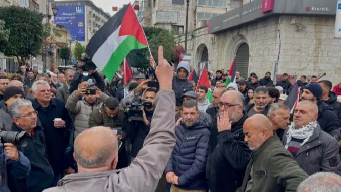 Warga Palestina di Tepi Barat menggelar domonstrasi dan aksi protes atas pembunuhan wakil pemimpin politik Hamas, Saleh al-Arouri di Beirut.
