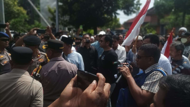 Umat Islam Bali menggelar aksi damai terkait ucapan senator Bali Arya Wedakarna