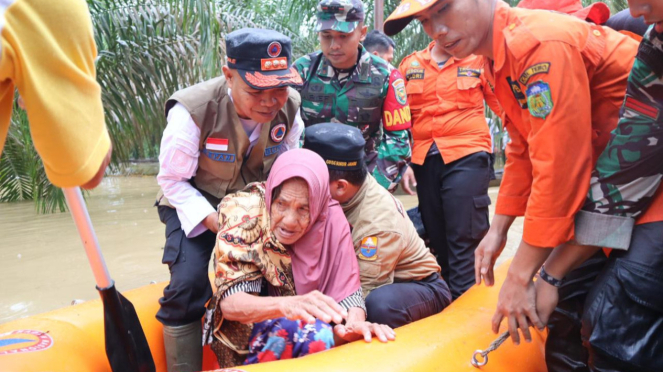 VIVA Militer: Letkol Inf Arief Widyanto selamatkan nenek terjebak banjir Tebo.