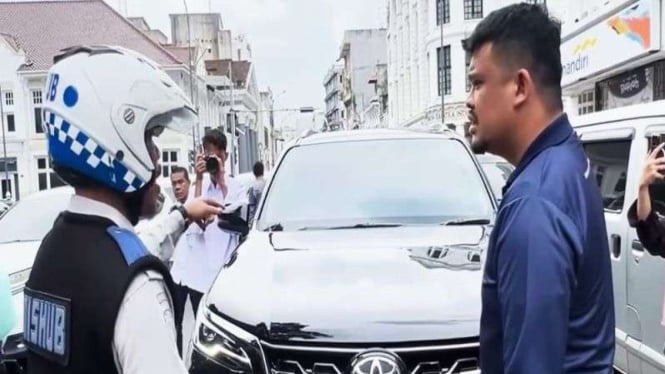 Wali Kota Medan Bobby Nasution marah lihat mobil parkir di trotoar.