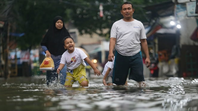 La alta intensidad de las lluvias y las inundaciones afectaron a varios puntos de Yakarta