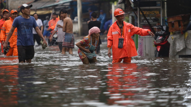 Intensitas hujan tinggi meyebabkan banjir landa beberapa wilayah Jakarta