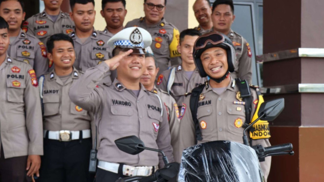Aksi Heroik Bripda Novandro Ganjel Bus Damri saat Mogok, Kini Dapat ...
