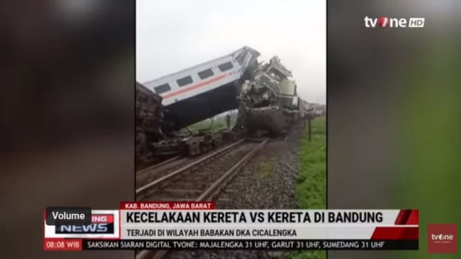 Dua Kereta api tabrakan di Cicalengka.