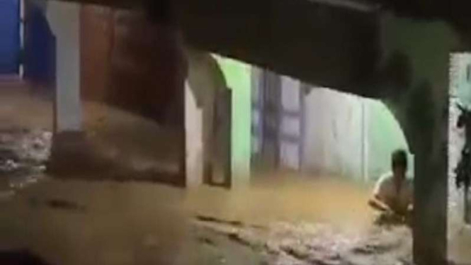 Tangkapan layar dari video yang menunjukkan banjir bandang di Begkayang.