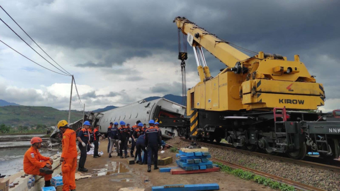 Proses evakuasi kecelakaan kereta di Cicalengka
