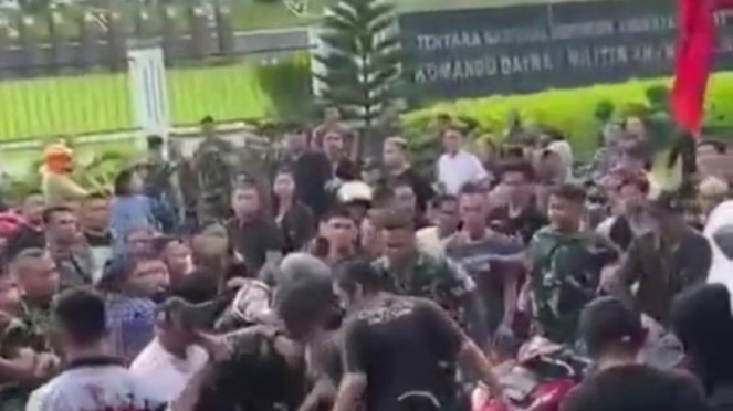 Sejumlah prajurit TNI ribut dengan iring-iringan pemotor pengantar jenazah.